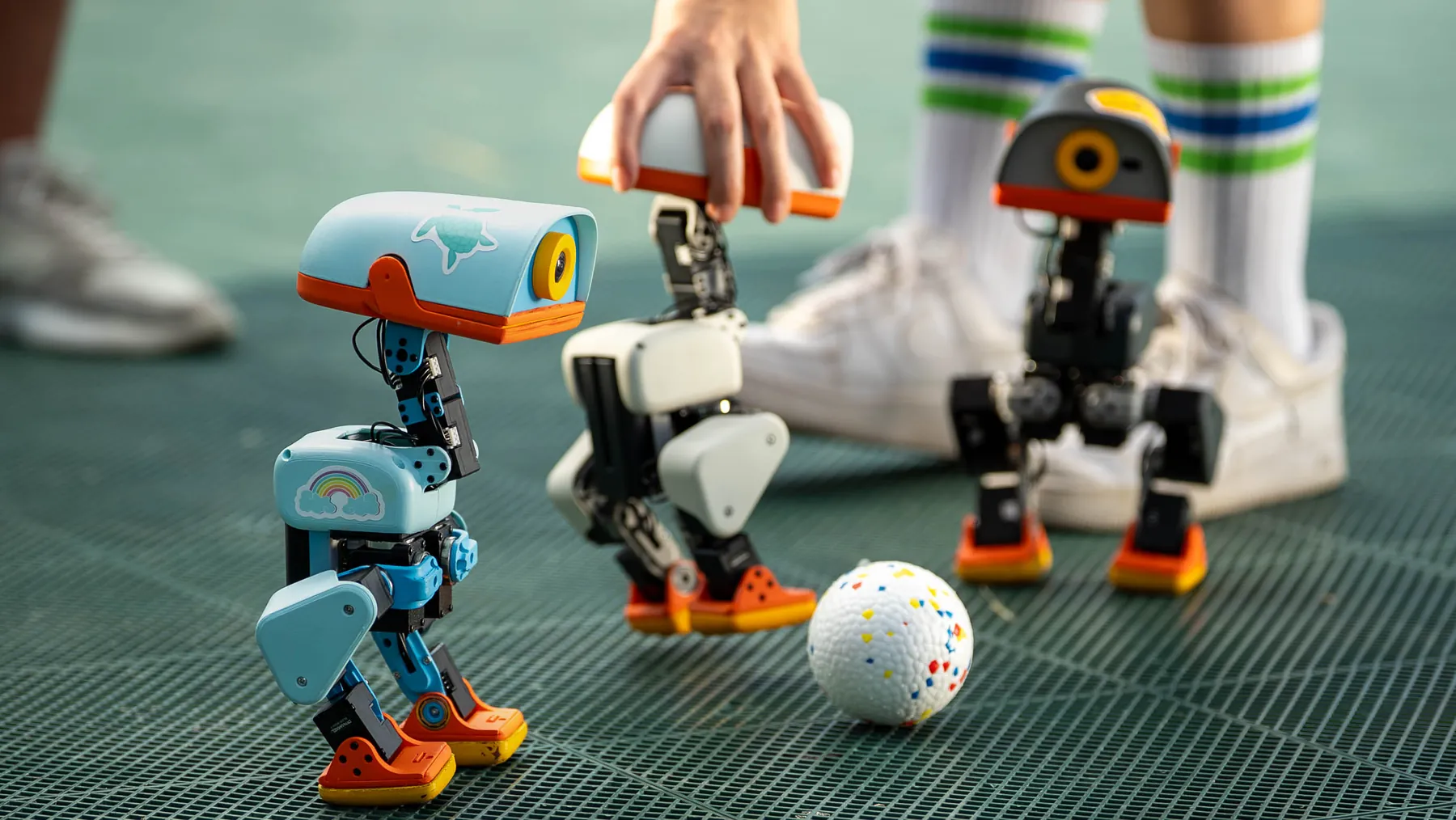 Pollen Robotics 撮影の MicroDuck。公式プレス写真。